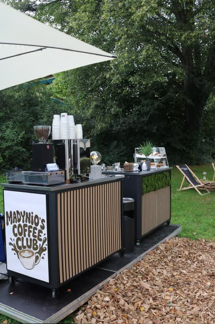 Madynio's Coffee Club Theke mit Mooswand und To-Go-Bar auf dem Weinfest Balve