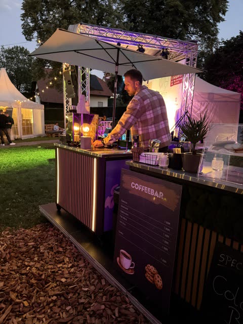Madynio Coffeebar am Abend mit Beleuchtung und Coffeebar-Karte auf dem Weinfest Balve