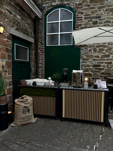 Mobile Kaffeebar im Außenbereich bei einem Sommerfest