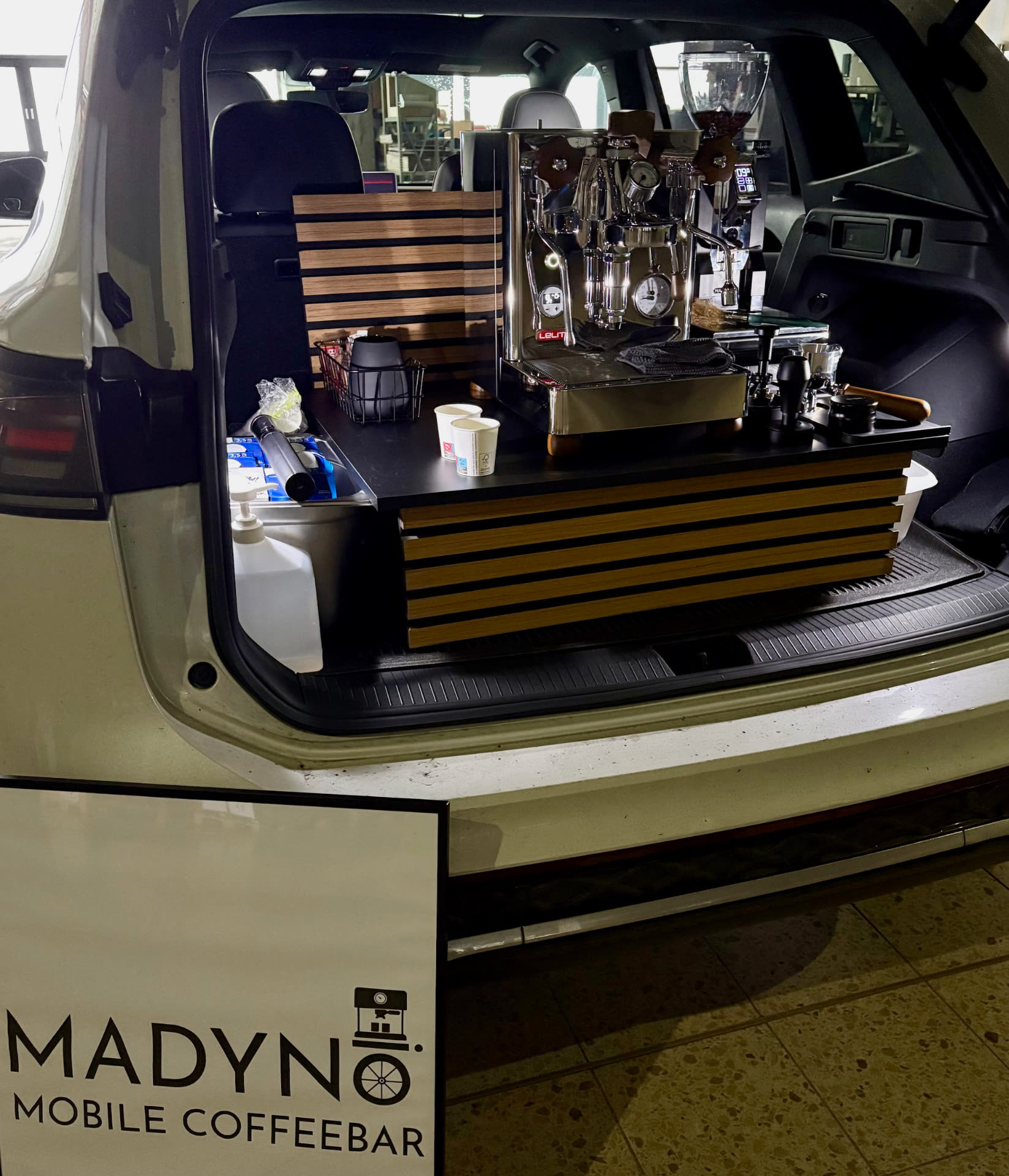 Kühltheke als Ergänzung in NRW mieten — Madynio mobile Kaffeebar