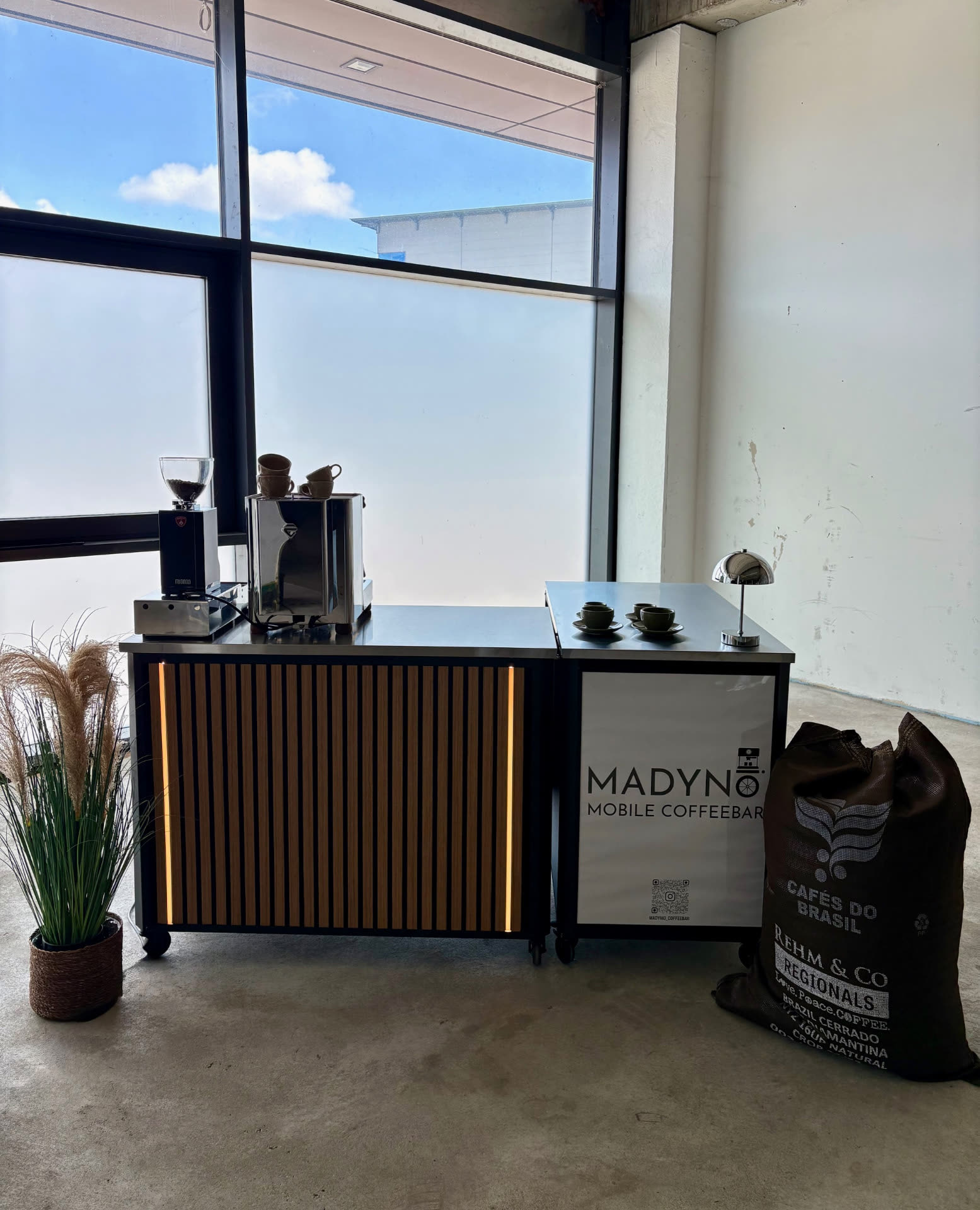 Mobile Kaffeebar von Madynio mit zwei Theken-Elementen auf einem Event