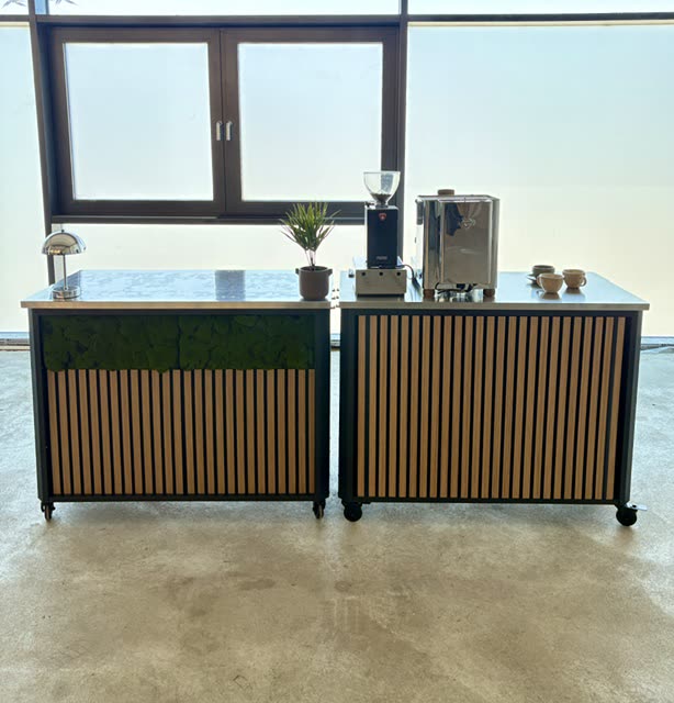 Barista-Bar mit Holz- und Moos-Optik als Event-Hingucker