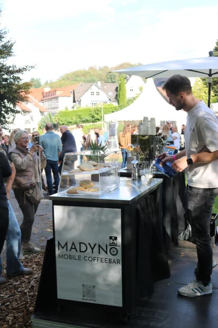 Madynio Mobile Coffeebar mit Barista und Gästen auf dem Weinfest Balve