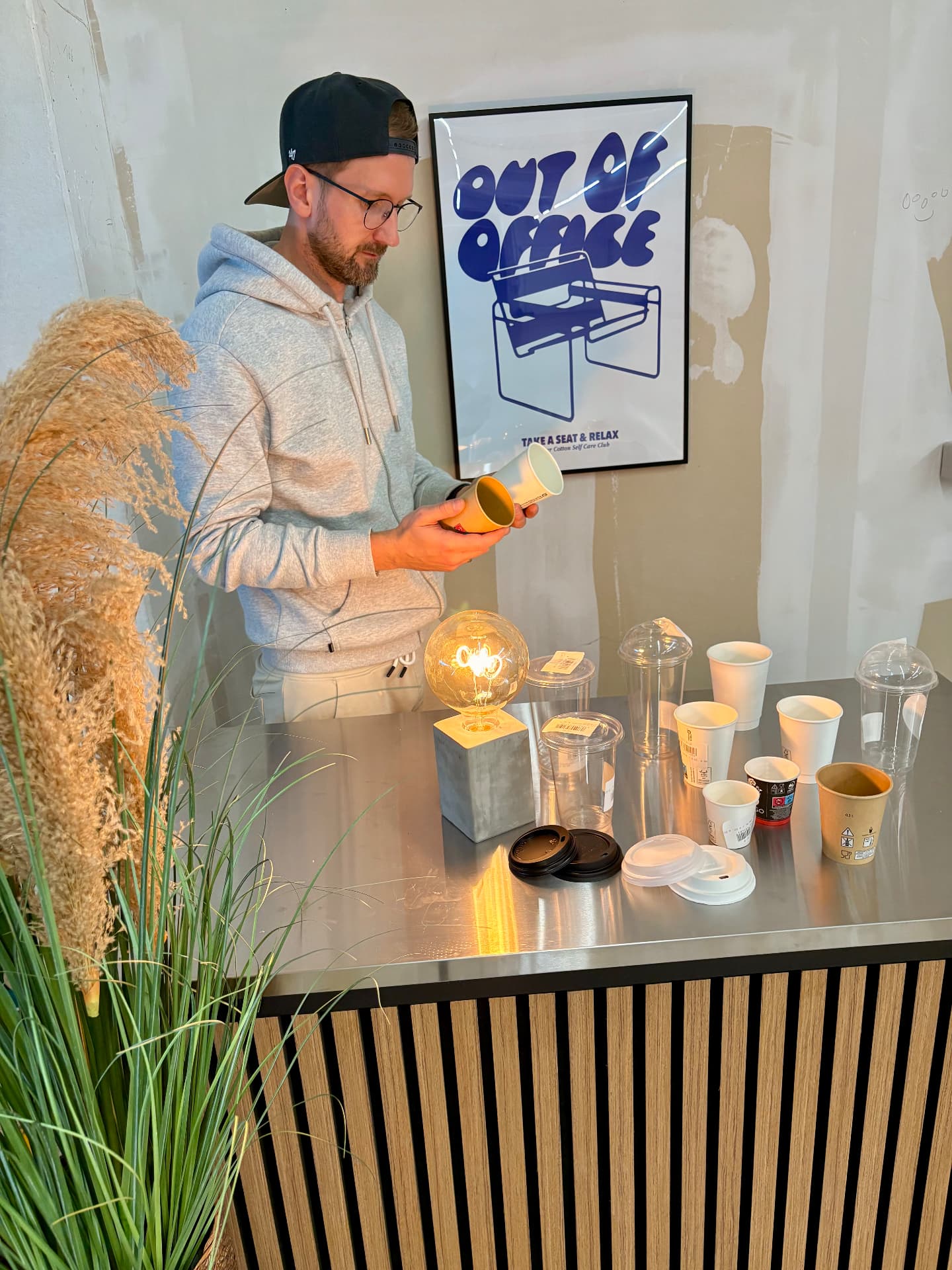 Auswahl verschiedener To-Go-Becher und Deckel auf der Madynio Theke