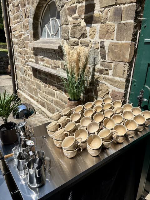 Gebrandete To-Go-Becher der Madynio Coffeebar
