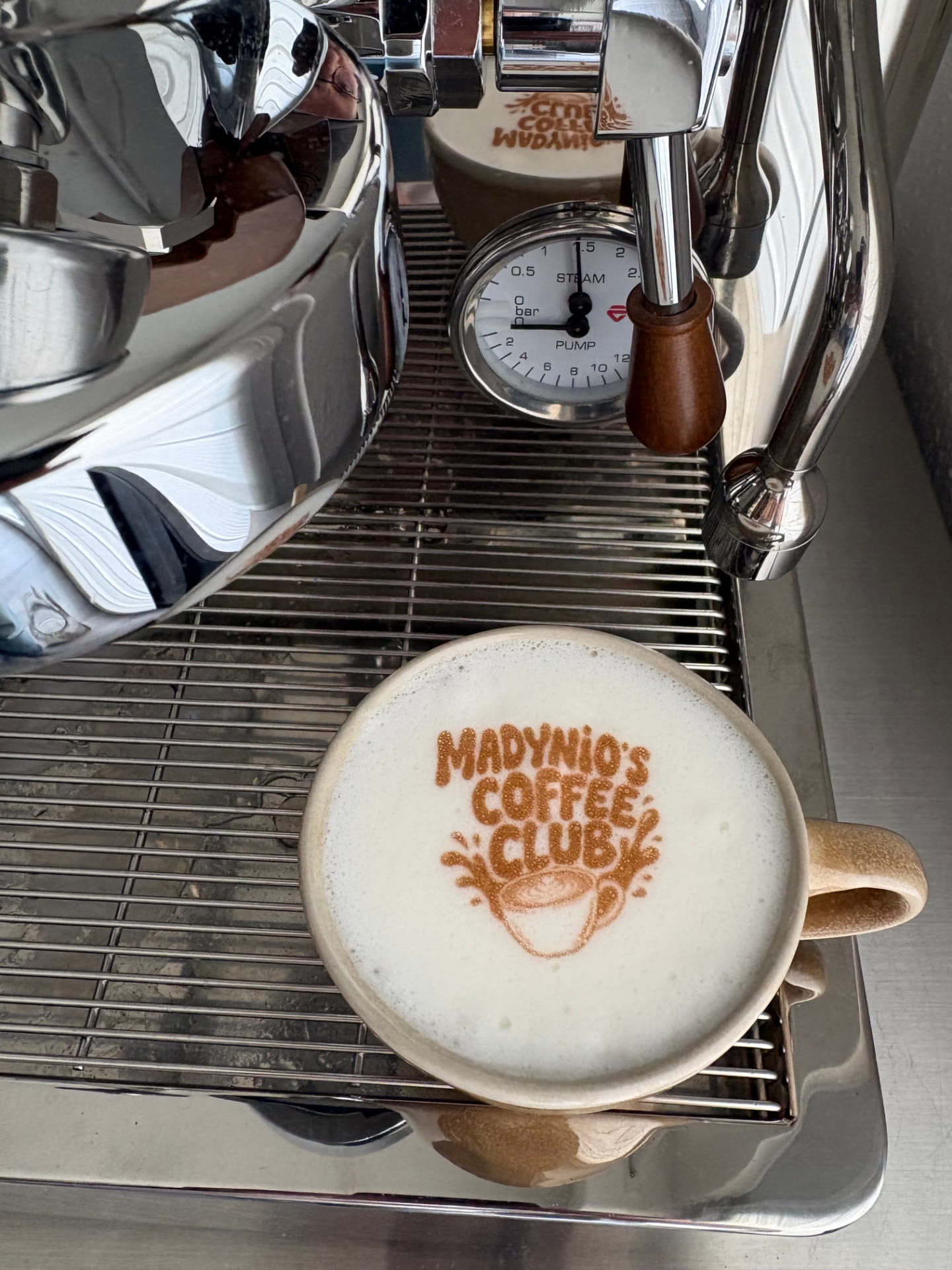Kaffeedrucker-Motiv Madynio's Coffee Club auf dem Milchschaum