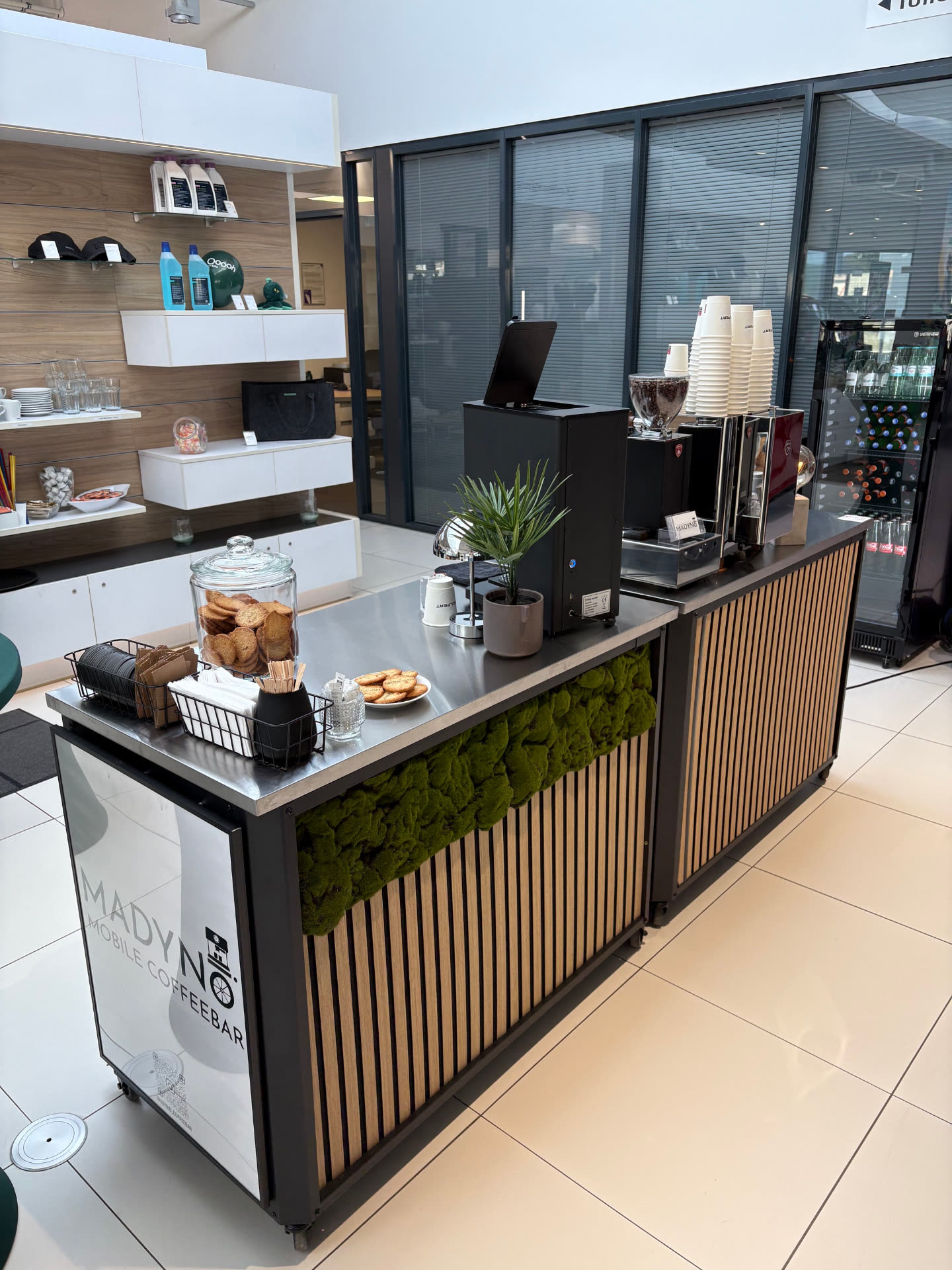 Madynio Kaffeebar mit Cappuccino und Keksen im Škoda Autohaus Hülpert Dortmund