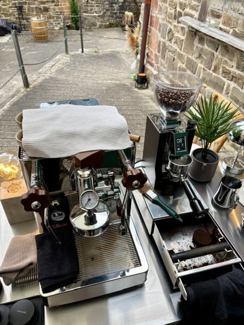 Barista-Setup mit Espressomaschine und Kaffeemühle