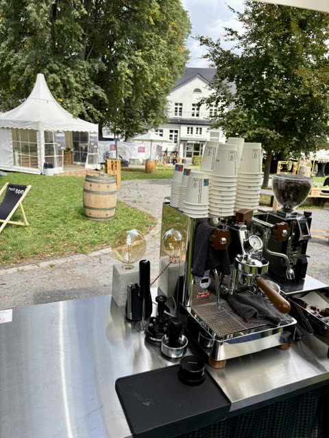 Espressomaschine mit To-Go-Bechern auf der Madynio Bar, im Hintergrund das Festgelände in Balve
